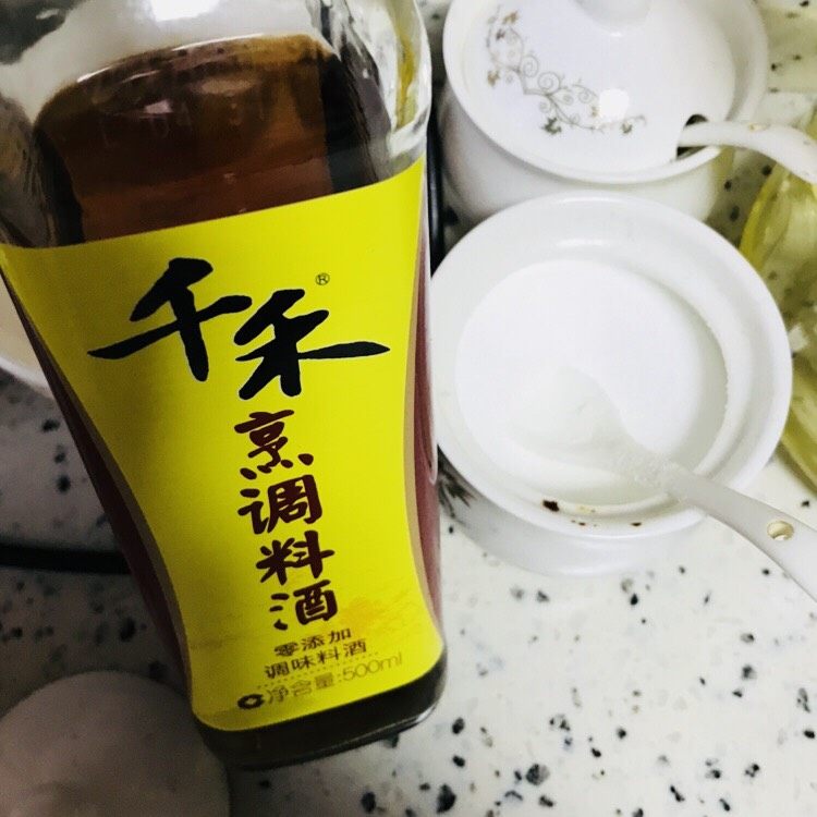 西芹虾仁🍤,<a style='color:red;display:inline-block;' href='/shicai/ 287'>虾仁</a>加一勺料酒