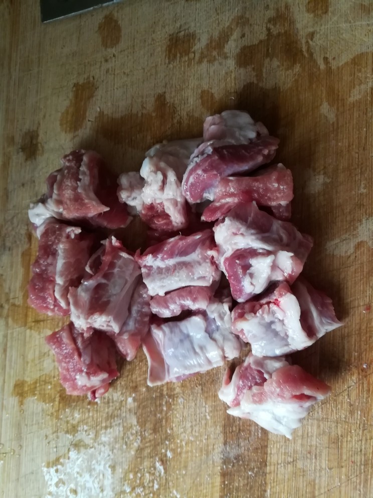 清凉解毒的排骨莲藕汤,排骨切成一寸左右