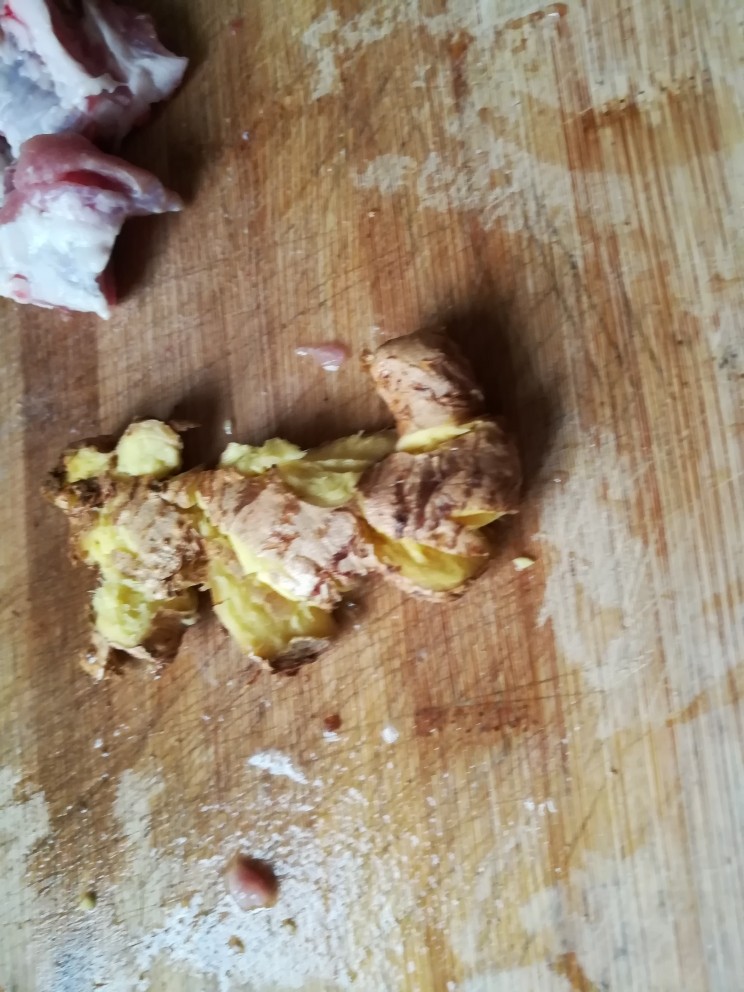 清凉解毒的排骨莲藕汤,姜拍碎