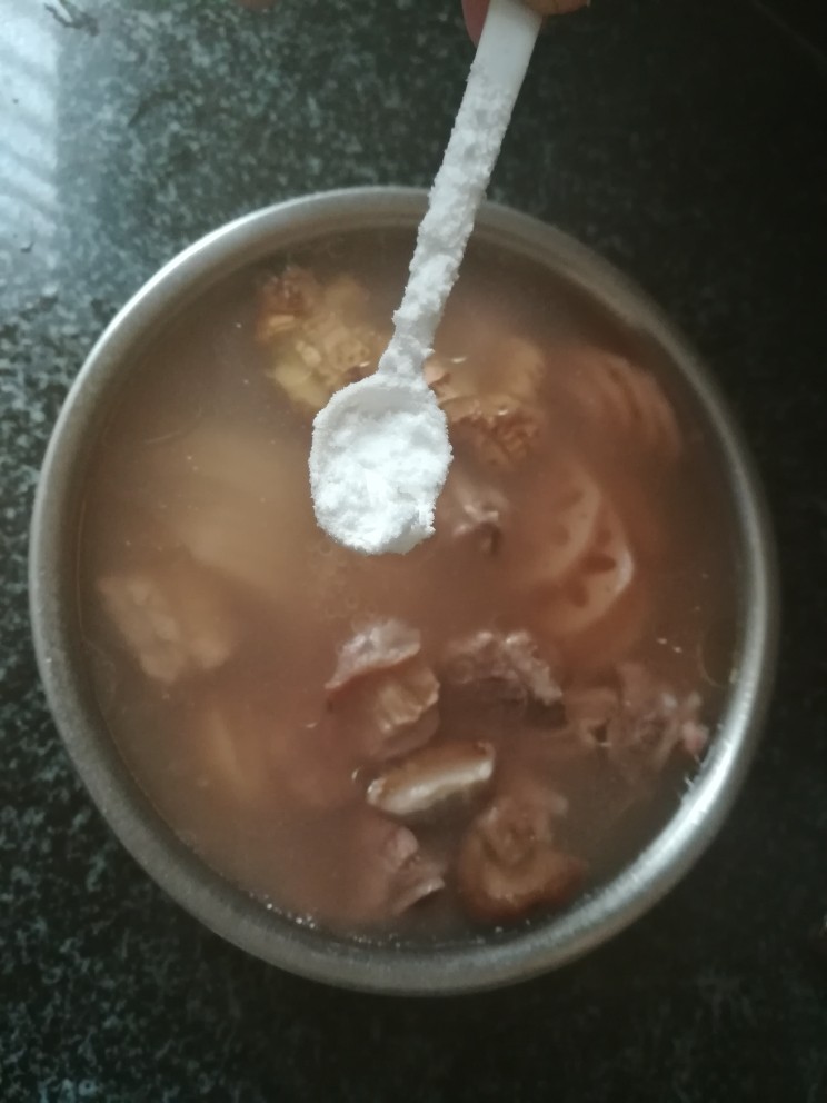 清凉解毒的排骨莲藕汤,加入味精。