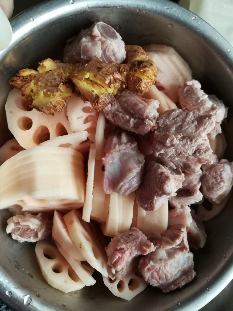 清凉解毒的排骨莲藕汤,排骨倒进盆子里