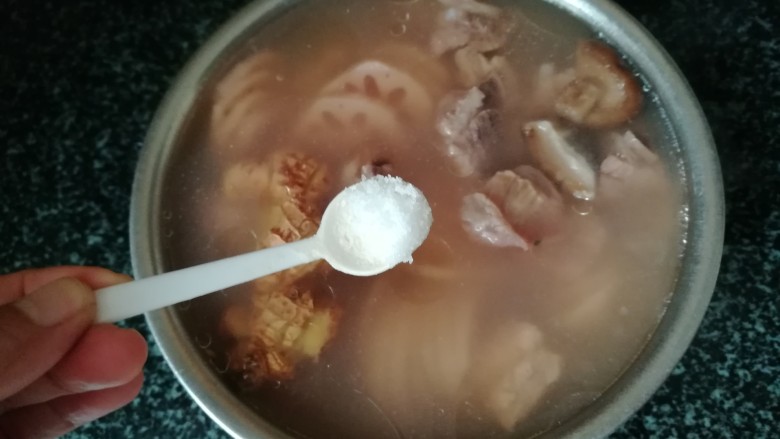 清凉解毒的排骨莲藕汤,加入盐巴。