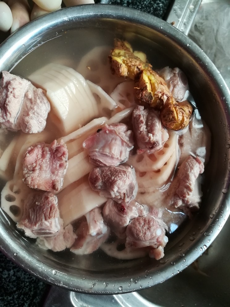 清凉解毒的排骨莲藕汤,加入冷水,加入冷水,蒸汤必须加冷水,这样汤汁才鲜美,肉也更嫩滑。
