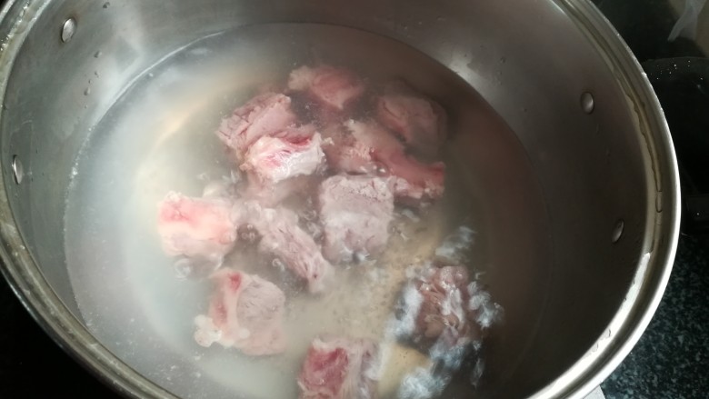 清凉解毒的排骨莲藕汤,倒下排骨焯水一下,可以让汤更鲜美,干净,而不会有看起来脏脏的泡沫