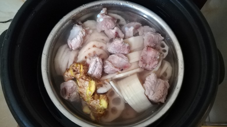 清凉解毒的排骨莲藕汤,冷水上锅,冷水上锅,隔水蒸一个小时左右。