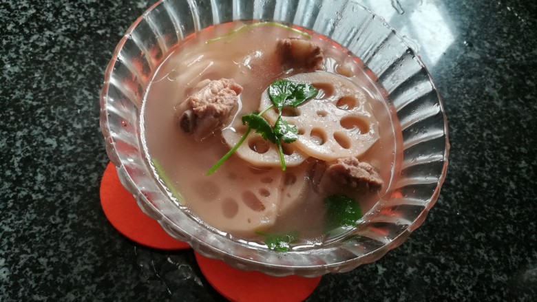 清凉解毒的排骨莲藕汤,成品图。