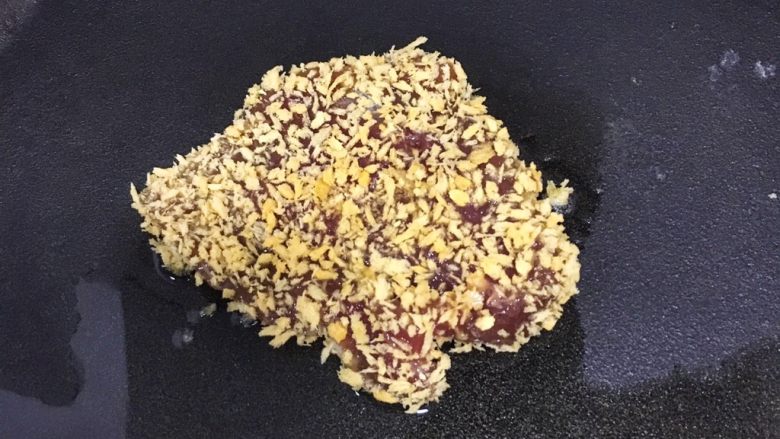 宝宝辅食12M➕:香煎吐司夹肉片,平底锅或煎锅刷一层油转小火,放入裹上面包糠的里脊肉片