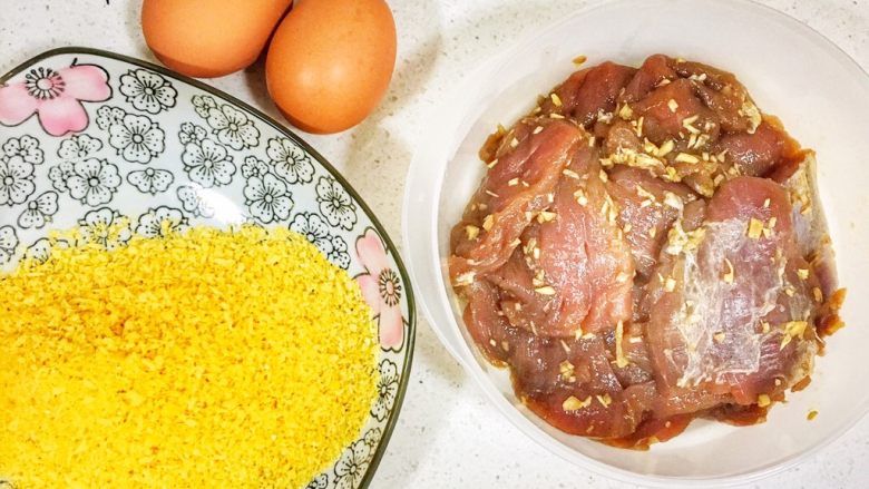 宝宝辅食12M➕:香煎吐司夹肉片,准备好所有材料。将里脊肉斜着纤维纹路切成薄片(越薄越容易煎熟),放入姜末、生抽、盐、和花椒面和一点点胡椒粉调味腌制一晚上(小月龄宝宝可以只➕姜末 宝宝酱油 和一点点盐来调味,加入盐也是为了让肉储存的时间更长)