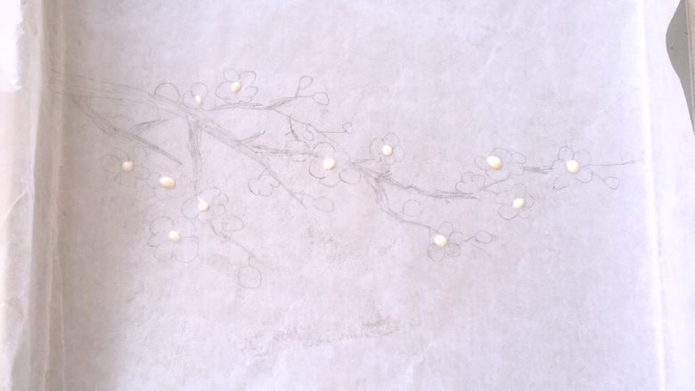 梅花迎春蛋糕卷,取一点原色面糊,点在大梅花的中间做花蕊