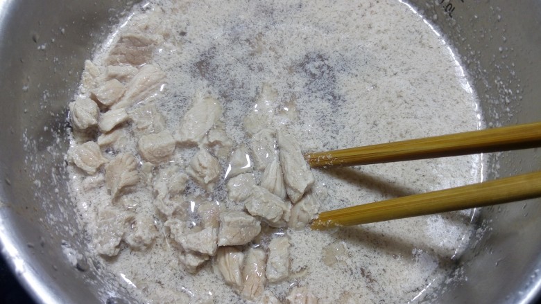 米饭杀手~香辣牛肉酱,煮沸,撇去浮沫。