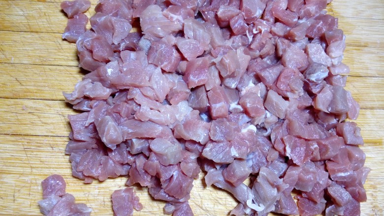 米饭杀手~香辣牛肉酱,再改刀,切成小粒。