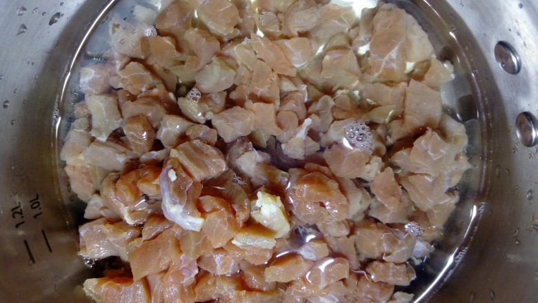 米饭杀手~香辣牛肉酱,锅里放水,加入切好的牛肉粒。