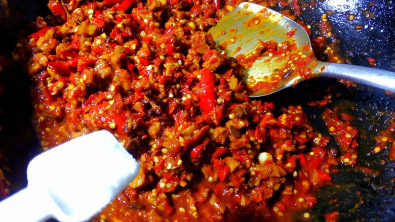 米饭杀手~香辣牛肉酱, 待锅里水分收干以后,加入少许<a style='color:red;display:inline-block;' href='/shicai/ 718'>料酒</a>,根据口味,适当的添加盐或少量的糖、鸡精提鲜。最后加上一些熟的芝麻和花生提香,就可以关火。