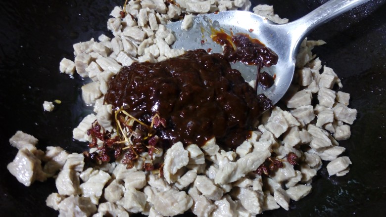 米饭杀手~香辣牛肉酱,炒至牛肉变色,水分基本炒干。加入<a style='color:red;display:inline-block;' href='/shicai/ 705'>豆瓣酱</a>。