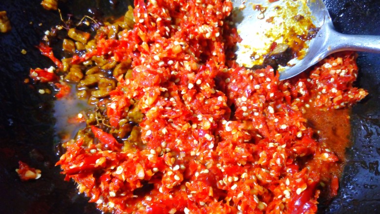 米饭杀手~香辣牛肉酱,不停的翻炒,防止粘在锅底。