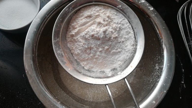 蔓越莓纸杯蛋糕(后蛋法),筛入低粉。