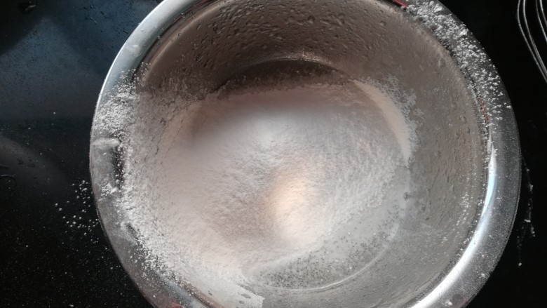 蔓越莓纸杯蛋糕(后蛋法),用蛋抽或刮刀划之、z字形,或将面糊拌匀。尽量不要画圈搅拌,也不要过多的搅拌,以免出筋影响口感。