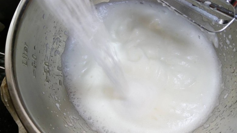 蔓越莓纸杯蛋糕(后蛋法),蛋清分三次加糖打发,起粗泡时加第一次糖,然后再打出细泡时加第二次糖。