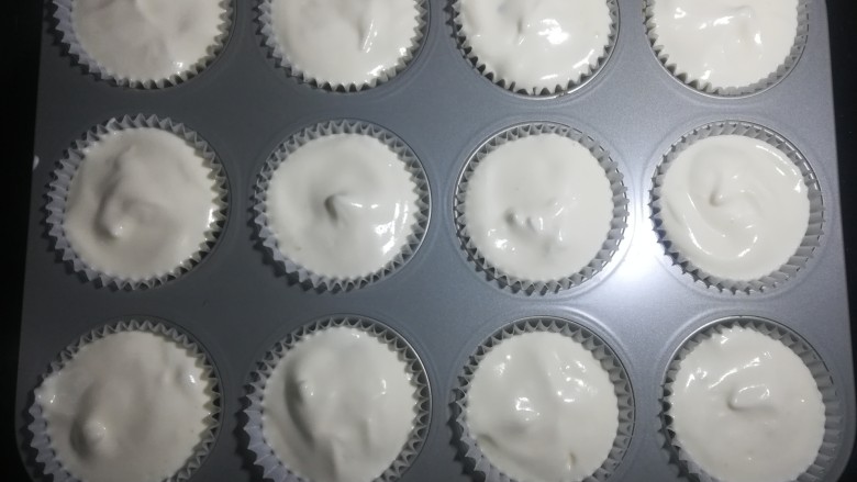 蔓越莓纸杯蛋糕(后蛋法),倒入纸杯中。面粉倒到八分满就可以 ,喜欢蔓越莓的,可以先到一半面糊,放入蔓越 再倒入剩下的面糊。因为如果蔓越莓放在顶上烤的话,会糊掉,也会影响口感。