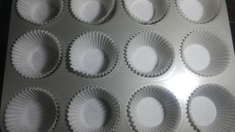 蔓越莓纸杯蛋糕(后蛋法),我用的是屋诺的12连模。大约可以做18个。如果使用大号的耐高温纸杯,大约可以做到12到15个。