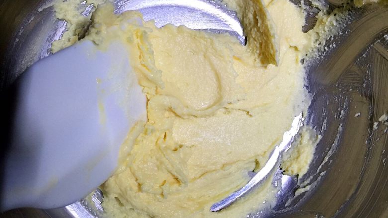 炼乳小饼干(适合新手),用刮刀将奶粉黄油拌匀