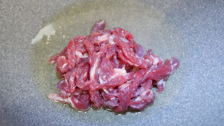 香菜牛肉丝,锅内热油,比平时炒菜略多一些。