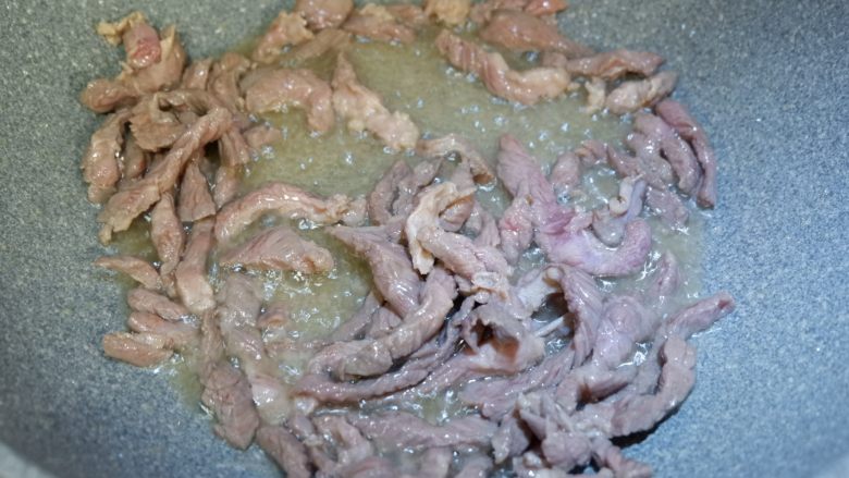 香菜牛肉丝,将牛肉滑至发白断生即可,不要炒火大了。炒好装出备用。