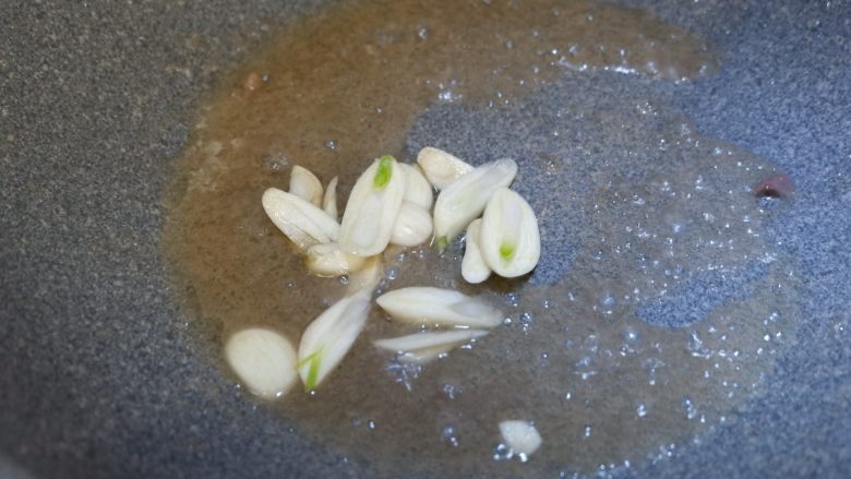 香菜牛肉丝,留底油,下入蒜片炒香。