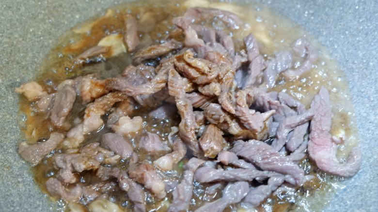 香菜牛肉丝,加入<a style='color:red;display:inline-block;' href='/shicai/ 788'>生抽</a>,翻炒均匀上色。