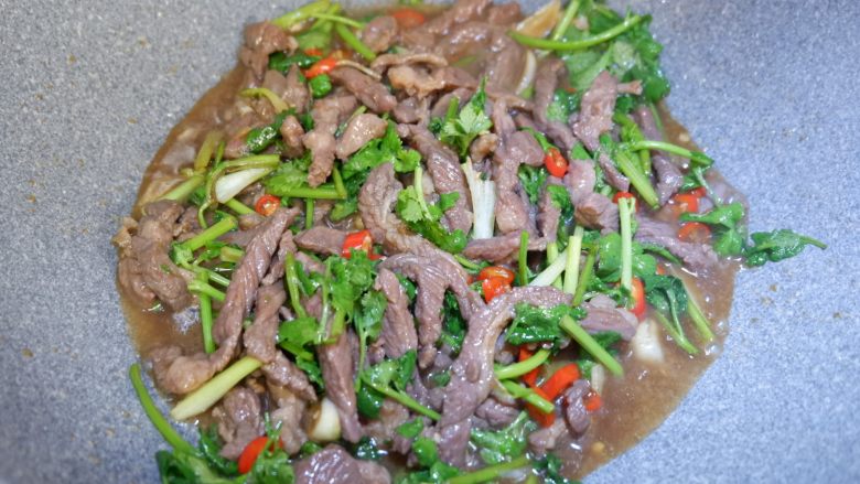 香菜牛肉丝,最后根据个人口味,加入少许盐和糖调味即可。