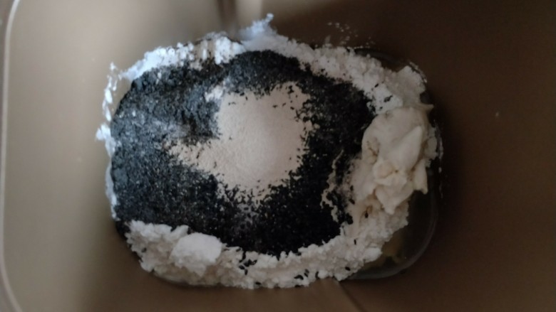 黑芝麻软欧包,所有材料按先液体后固体放入面包桶,糖和盐对角分开放,<a style='color:red;display:inline-block;' href='/shicai/ 731'>酵母</a>放最上面,开启揉面程序,22分钟左右(我的面包机22分钟差不多可以出膜了)。