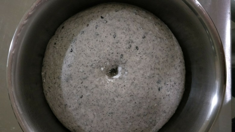 黑芝麻软欧包,面团发酵至原来的2倍大,用手指沾点干面粉,在面团里戳个洞,洞口没有回缩或者有一点点回缩,面团也没有塌陷表示已经发酵好了。面团发酵的时候来做芝麻馅,所有材料混合均匀就可以了(原方是黄油软化,加入糖粉打均匀,再放入<a style='color:red;display:inline-block;' href='/shicai/ 141752'><a style='color:red;display:inline-block;' href='/shicai/ 668'>黑芝麻</a>粉</a>和核桃碎拌匀)。