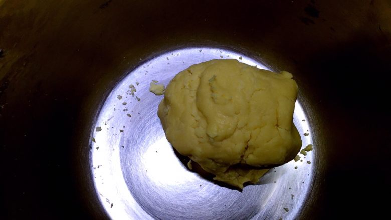 炼乳小饼干(适合新手),拌匀至无干粉状态并用手整理成团,气温太低的话可能比较散,可隔温水整理,成团即可,不要过度揉压面团
