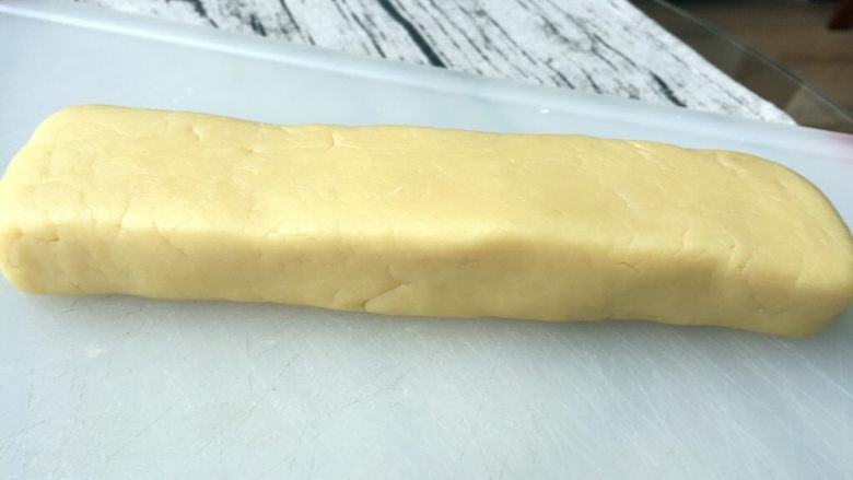 炼乳小饼干(适合新手),将面团整理成断面为长方形的长条状