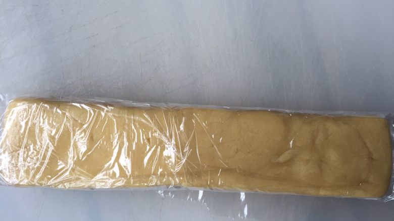 炼乳小饼干(适合新手),裹上保鲜膜放入冰箱冷冻变硬(约需50分钟)