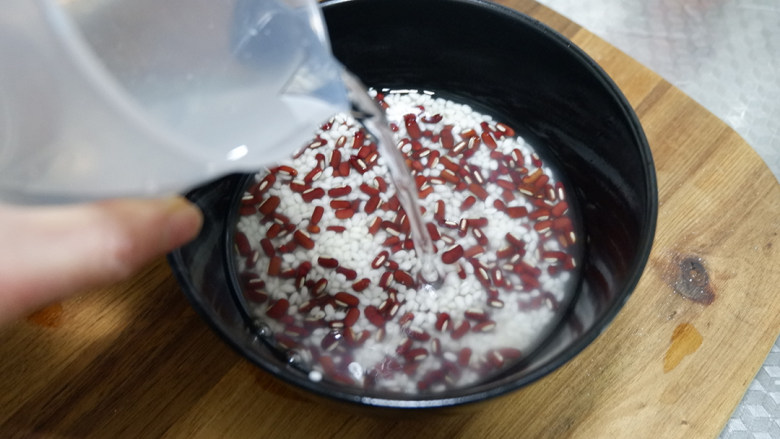 赤豆糯米福袋春卷,加入适量<a style='color:red;display:inline-block;' href='/shicai/ 156925'>水</a>浸泡4个小时以上,浸泡过夜最佳。