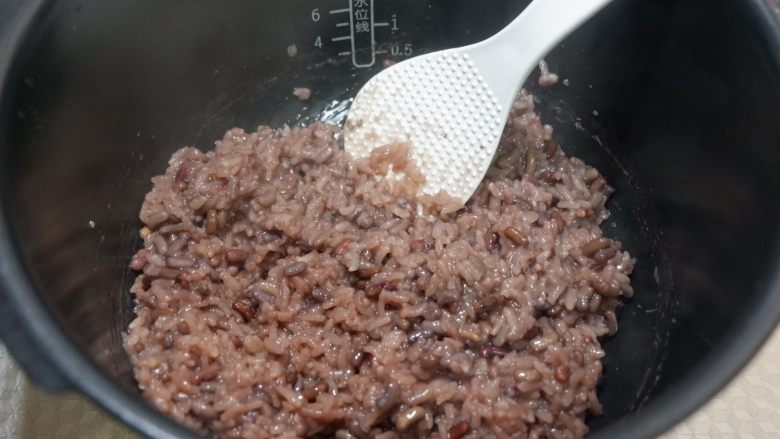 赤豆糯米福袋春卷,煮好之后立刻开盖拌匀,散去热气。