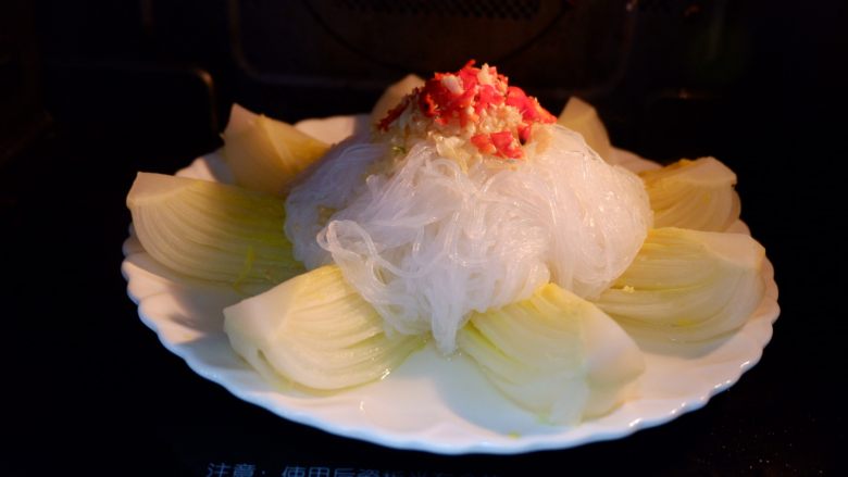 蒜蓉粉丝娃娃菜,放入烧开水的蒸锅,蒸5分钟即可、