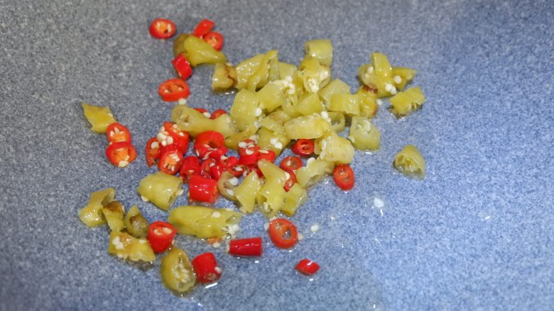 酸辣藕丁,锅内热油,加入两种辣椒翻炒均匀。