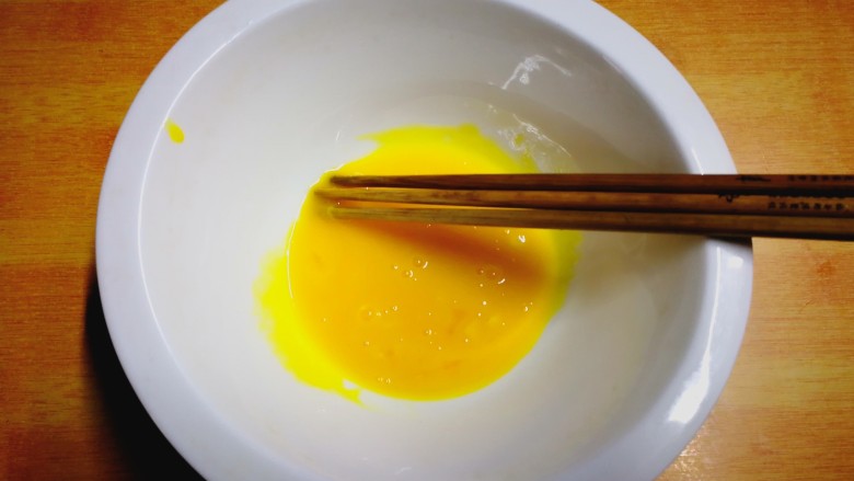 健康电饭锅蛋糕,准备两个无油无水干净的大碗,蛋清蛋黄分开放入两个大碗,蛋黄搅散