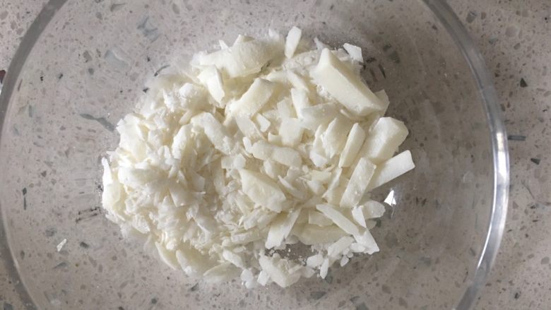 双色巧克力蛋糕,白巧克力和30g的油混合融化（微波炉加热30秒）