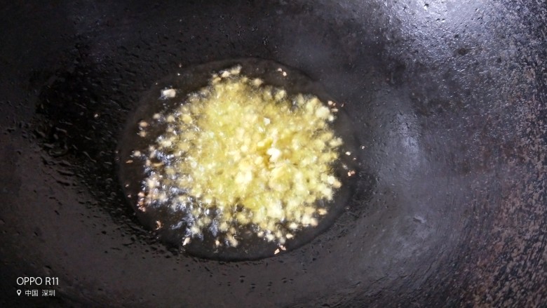 干锅酱香土豆,热锅起油,待油烧热放姜蒜炒香