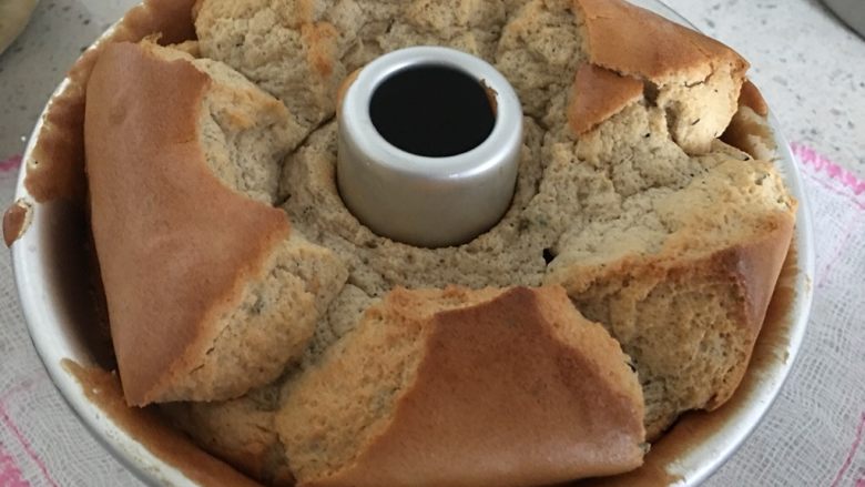 红茶牛奶戚风蛋糕,烤箱预热
180度,40分钟
放凉后脱模
