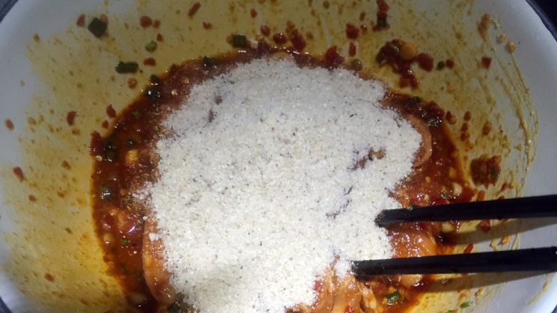 川味粉蒸肉,最后加入<a style='color:red;display:inline-block;' href='/shicai/ 5694'>蒸肉米粉</a>并和匀,让每片肉都均匀裹上米粉