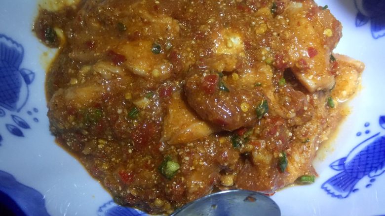川味粉蒸肉,将码好调料的肉片翻入蒸碗内,用小勺顺着碗边顺两小勺水进去,一定要让水顺着碗边流下去,不要从肉片面上淋下去
