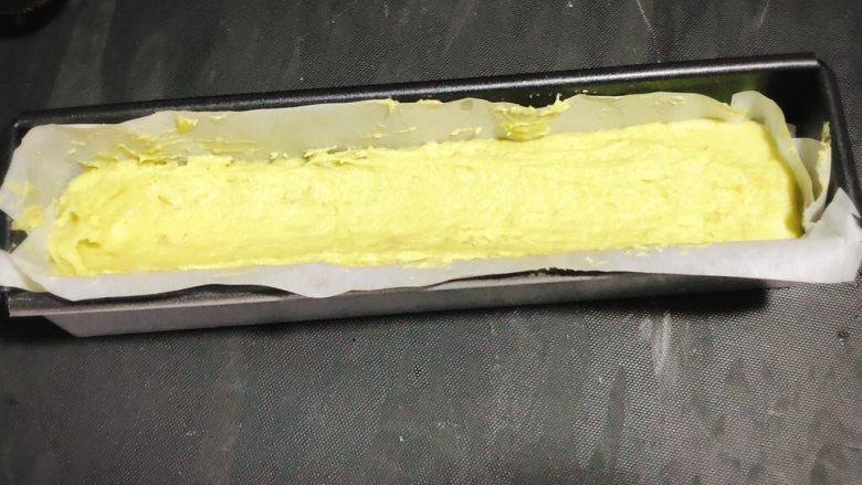 牛油果香蕉磅蛋糕,再挤入三分之一的面糊,盖住香蕉。