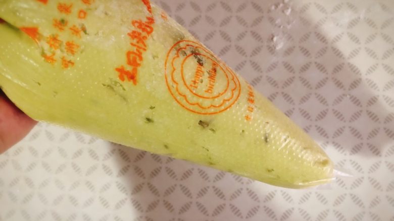牛油果香蕉磅蛋糕,拌好的面糊装入裱花袋,剪一个口。