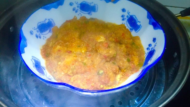 川味粉蒸肉,放入蒸锅,隔水加盖蒸熟,水开后将火调至中小火再蒸1.5小时左右