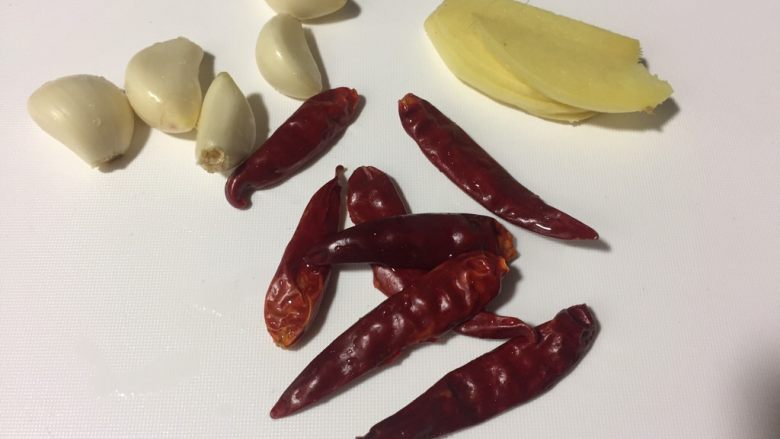 爆炒茄子,准备蒜瓣，干辣椒和<a style='color:red;display:inline-block;' href='/shicai/ 2800'>生姜</a>片