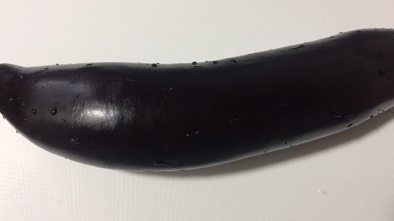 爆炒茄子,<a style='color:red;display:inline-block;' href='/shicai/ 58'>茄子</a>洗干净备用，选用状的长条的这种